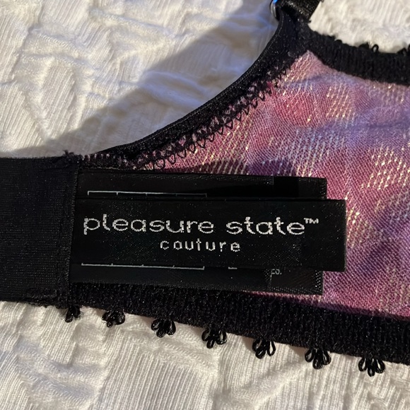 Fabulous brocade bra with lightly padded underwire cups and lace detail. - Picture 11 of 15